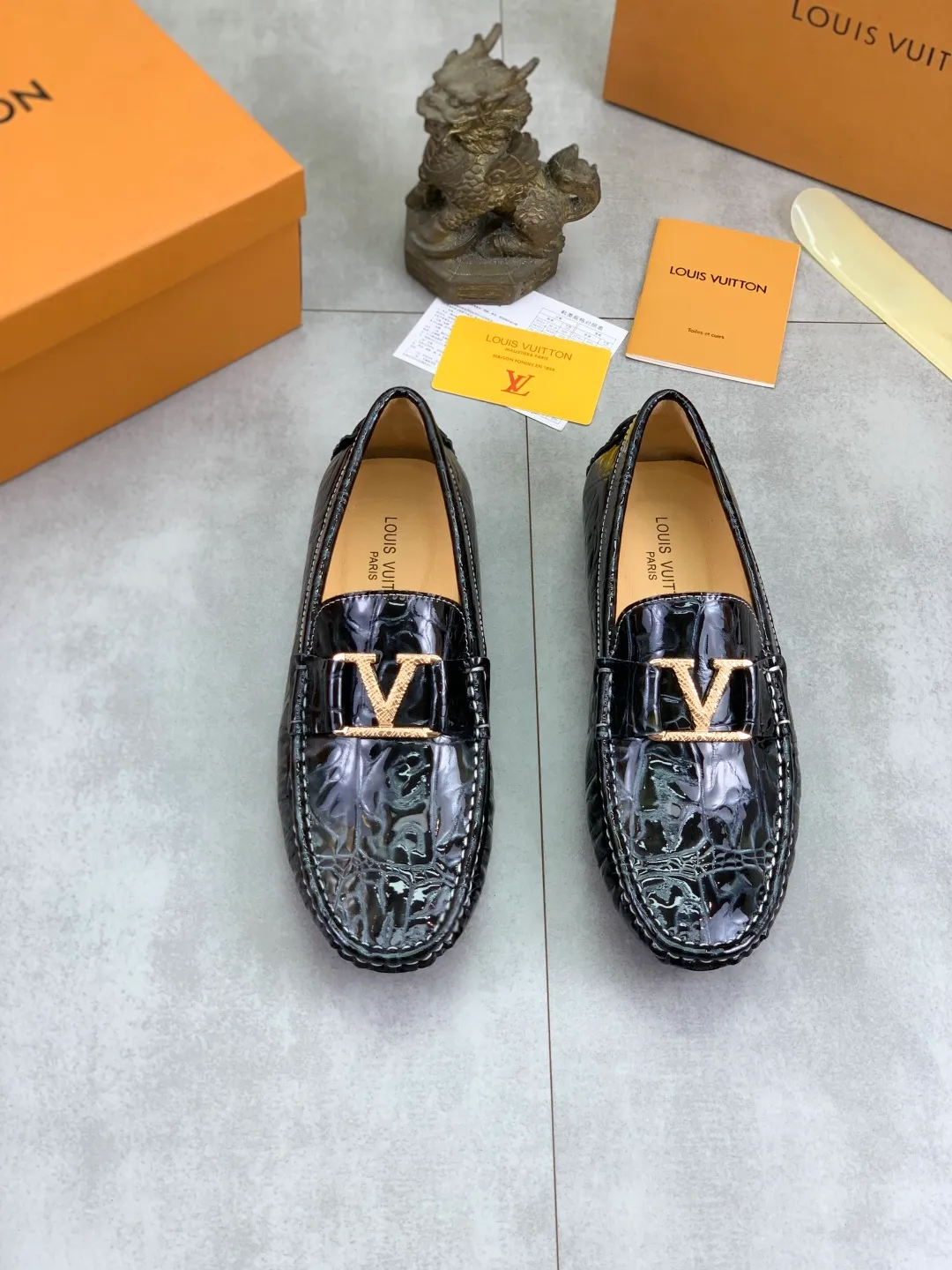 Men's men's shoes 💰P360💰【New style】🆘 🔥🆕【Louis Vuitton】LV Hong Kong high-quality beanie shoes. Loaf style for lazy people. This fabric is made of 🇮🇹 imported Italian first-layer cowhide➕full first-layer pigskin lining. The lining is more high-end. The original non-slip and wear-resistant rubber outsole is the only choice for driving. Size: 38-45. 4️⃣colors available.